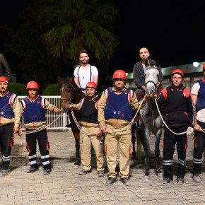 GRİPİN SAHNEYE “AT”LA ÇIKTI..!