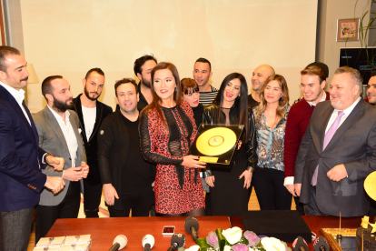 Demet Akalin Altin Plak Foto 1