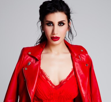 İrem Derici Kirmizi Foto