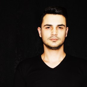 MUSTAFA KANDAK, YILBAŞINDA ÜÇ MEKANDA&nbsp;SAHNEDE