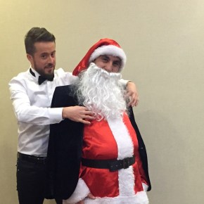 AYDIN KURTOĞLU “NOEL BABA” YA CEKETİNİ HEDİYE&nbsp;ETTİ