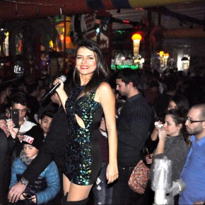 BEYZA DURMAZ YENİ YILI UÇAKTA&nbsp;KARŞILADI