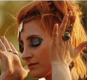 TÜLAY GÜRLER, KARŞI TARAFTA 45 LİK ŞARKILAR RÜZGARI&nbsp;ESTİRİYOR