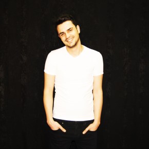 MUSTAFA KANDAK SAHNEDEN SAHNEYE&nbsp;KOŞUYOR