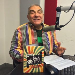 İZZET ÖZ: “İKİ ELİM YAKALARINDA”