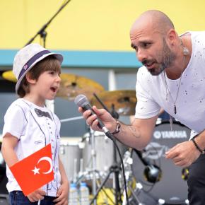 GRİPİN 23 NİSAN KONSERİNDE MİNİK HAYRANINI SAHNEYE&nbsp;ÇIKARDI