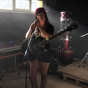 TUĞBA KÖSE’NİN ÇIKIŞ ŞARKISI ‘ÜRPERDİM’ KLİPLENDİ!