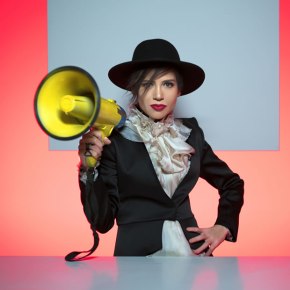 AYDİLGE’DEN YENİ ALBÜMÜNÜN ÇIKIŞ PARÇASINA RENGARENK&nbsp;KLİP!