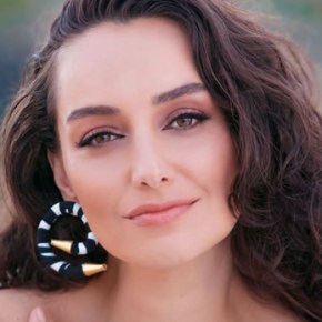 TÜRKÜ AKBAYRAM PROFESYONEL MÜZİK DÜNYASINA ADIM&nbsp;ATTI!