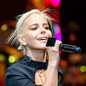 SİMGE YENİ İMAJIYLA İLK KEZ&nbsp;SAHNEDE