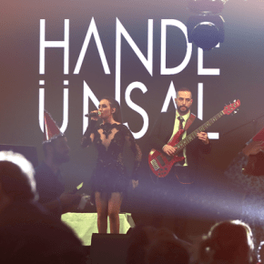 HANDE ÜNSAL’IN ÖZEL TASARIM YILBAŞI SAHNESİ KIYAFETİ GÖZ&nbsp;DOLDURDU!