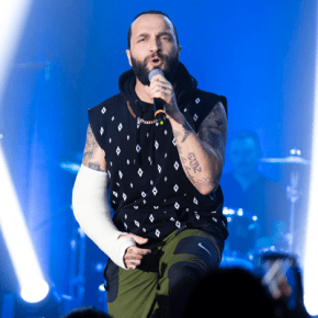 BERKAY KIRIK KOLLA SAHNE&nbsp;ALDI!