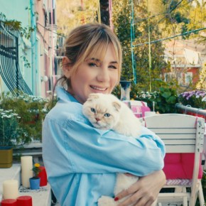 AYLA ÇELİK KOMŞULARIYLA SOSYAL MESAFELİ KLİP&nbsp;ÇEKTİ!