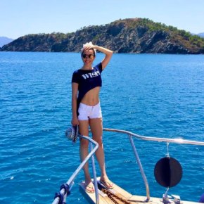 BURCU GÜNEŞ TEKNEDE HEM KUTLAMA HEM TATİL&nbsp;YAPTI!