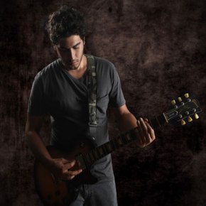 HÜLYA AVŞAR DESTEKLİ “KEREM YEĞİNBOY”DAN YENİ KLİP “YALANLAR&nbsp;İÇİNDE”!