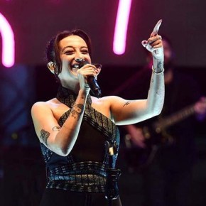 MELİKE ŞAHİN SAHNEDE! CEM YILMAZ VE URAZ KAYGILAROĞLU&nbsp;AYAKTA!